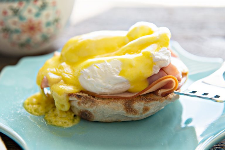 Easy Eggs Benedict With Hollandaise Sauce Dine And Dish